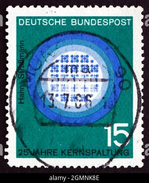 ALLEMAGNE - VERS 1964: Un timbre imprimé en Allemagne montre Cerenkov Radiation, réacteur en opération, 25 ans de fission nucléaire, Hahn et Strassmann, Banque D'Images