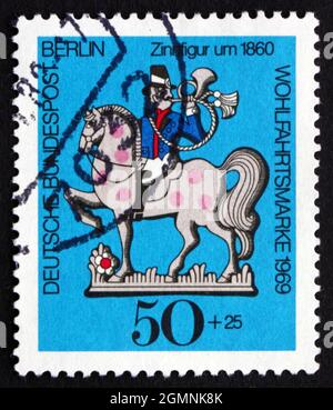 ALLEMAGNE - VERS 1969: Un timbre imprimé en Allemagne, Berlin montre Postilion sur l'équitation, Tin Toy, vers 1969 Banque D'Images