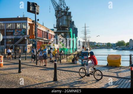 Bristol UK, vue en été des gens sur Prince Street Bridge, un pont reliant le port flottant historique au centre-ville, Bristol, Angleterre, Royaume-Uni Banque D'Images