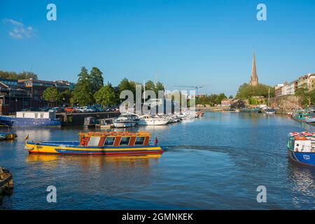 Bristol harborside, vue en été d'un ferry traversant le Redcliffe Back entre le port flottant et Mud Dock dans la région de Harborside, Royaume-Uni Banque D'Images