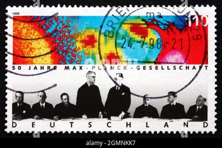 ALLEMAGNE - VERS 1998: Un timbre imprimé en Allemagne montre la Société Max Planck pour l'avancement des sciences, 50th anniversaire, vers 1998 Banque D'Images