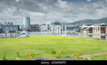 Vue en hauteur sur les quais de Belfast, le port et la marina avec de grands bâtiments modernes en arrière-plan, Royaume-Uni, Irlande du Nord Banque D'Images