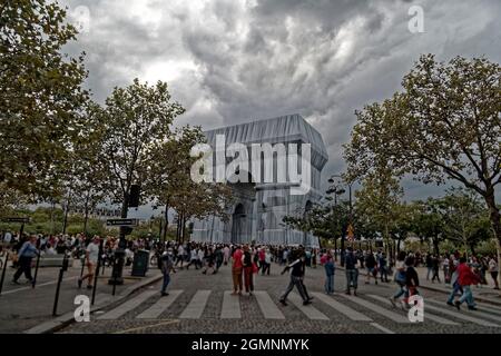 Paris, France. 18 septembre 2021. Installation artistique par le regretté artiste Christo Vladimiroff Javacheff et sa femme Jeanne-Claude Denat de Guillebon. Banque D'Images