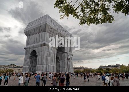 Paris, France. 18 septembre 2021. Installation artistique par le regretté artiste Christo Vladimiroff Javacheff et sa femme Jeanne-Claude Denat de Guillebon. Banque D'Images