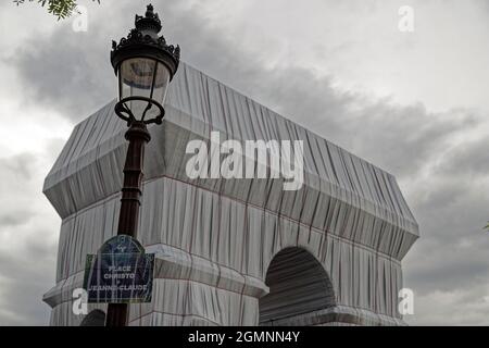 Paris, France. 18 septembre 2021. Installation artistique par le regretté artiste Christo Vladimiroff Javacheff et sa femme Jeanne-Claude Denat de Guillebon. Banque D'Images