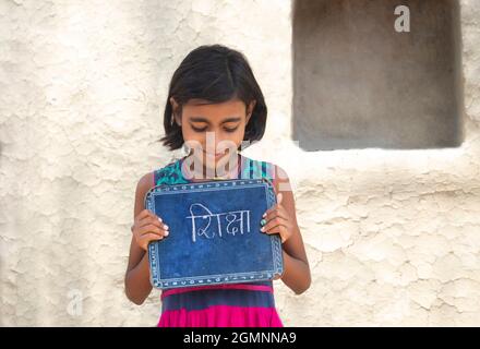 Fille rurale indienne tenant l'ardoise Banque D'Images