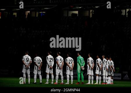 Les joueurs de Juventus observent une minute de silence pour la mort du joueur de formar Francesco Morini lors de la série Un match de football 2021/2022 entre le FC Juventus et l'AC Milan au stade Allianz de Turin (Italie), le 19 septembre 2021. Photo Andrea Staccioli / Insidefoto Banque D'Images