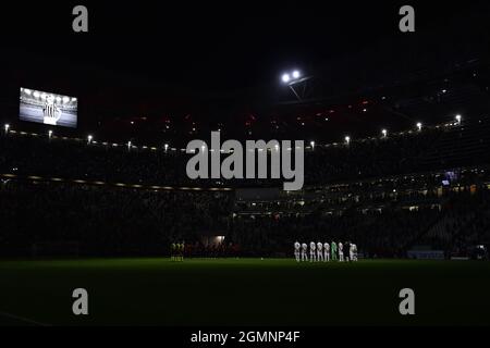 Les joueurs de Juventus et de Milan observent une minute de silence pour la mort du joueur de formar Francesco Morini lors de la série Un match de football 2021/2022 entre le FC Juventus et l'AC Milan au stade Allianz de Turin (Italie), le 19 septembre 2021. Photo Andrea Staccioli / Insidefoto Banque D'Images