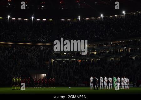 Les joueurs de Juventus et de Milan observent une minute de silence pour la mort du joueur de formar Francesco Morini lors de la série Un match de football 2021/2022 entre le FC Juventus et l'AC Milan au stade Allianz de Turin (Italie), le 19 septembre 2021. Photo Andrea Staccioli / Insidefoto Banque D'Images