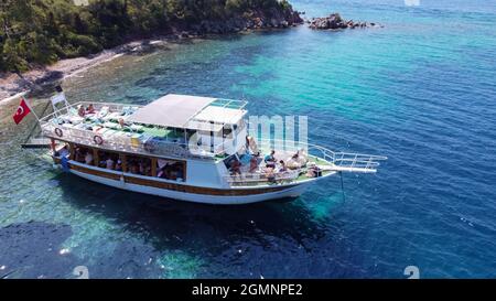 Drone aérienne photo de yacht de plaisir ancré dans la baie cristalline et la plage turquoise. Île inhabitée dans la mer méditerranée. Nager dans la mer pendant Banque D'Images