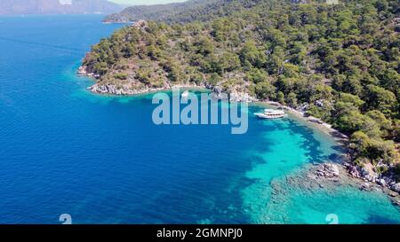 Drone aérienne photo de yacht de plaisir ancré dans la baie cristalline et la plage turquoise. Île inhabitée dans la mer méditerranée. Endroit pour nager dans Banque D'Images