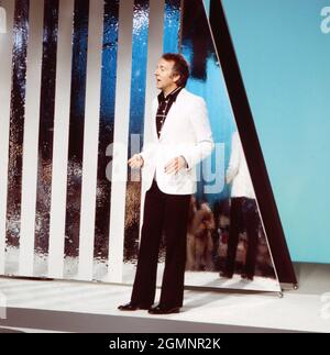 Jean Pierre Cassel, französischer Sauspieler und Sänger, BEI einem Auftritt in der Show 'Hallo Peter', Deutschland 1976. L'acteur et chanteur français Jean Pierre Cassel se présentant à l'émission télévisée 'Hallo Peter', Allemagne 1976. Banque D'Images