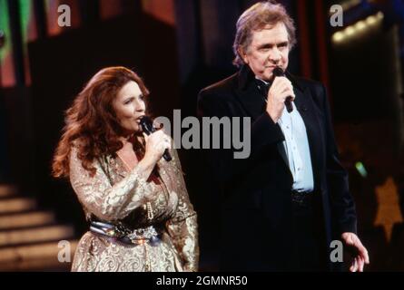 Johnny Cash, amerikanischer Countrysänger und Songschreiber, mit Ehefrau June carter BEI einem Auftritt im deutschen Fernsehen, Deutschland, UM 1992. Johnny Cash, auteur-compositeur et country américain, interprète avec sa femme June à la télévision allemande, Allemagne 1992. Banque D'Images