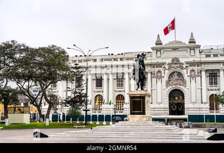 Le Palais législatif du Pérou avec une statue de Simon Bolivar à Lima Banque D'Images