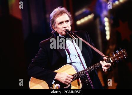 Johnny Cash, amerikanischer Countrysänger und Songschreiber, BEI einem Auftritt en Allemagne 1992. Johnny Cash, auteur-compositeur et country américain, interprète à la télévision allemande, Allemagne 1992. Banque D'Images