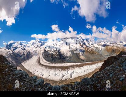 Vue panoramique sur le glacier Gorner depuis le Gornergrat, une crête rocheuse des Alpes Pennines au sud-est de Zermatt, Valais, Suisse Banque D'Images