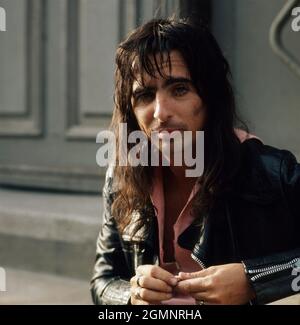 Alice Cooper, geboren als Vincent Damon Furnier, amerikanischer Rockmusiker, BEI einer Deutschland-Tour vers 1972. Alice Cooper, née Vincent Damon Furnier, musicien de rock américain, en tournée en Allemagne vers 1972. Banque D'Images