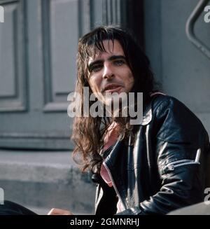 Alice Cooper, geboren als Vincent Damon Furnier, amerikanischer Rockmusiker, BEI einer Deutschland-Tour vers 1972. Alice Cooper, née Vincent Damon Furnier, musicien de rock américain, en tournée en Allemagne vers 1972. Banque D'Images