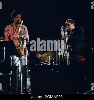 Von et Chico Freeman Quintet spielen beim Jazz Fest Berlin, Philharmonie, 1979, im Bild Liens: Chico Freeman, Saxophon, Billy Hart, Schlagzeug, rechts: Von Freeman, Tenorsaxophon. Von et Chico Freeman Quintet jouant au Jazz Fest Berlin, Philharmonie, 1979, photo à gauche : Chico Freeman, saxophone, Billy Hart, batterie et à droite : von Freeman, saxophone ténor. Banque D'Images