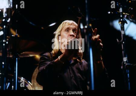 Nicko McBrain, englischer Musiker, Schlagzeuger der Hard Rock, Heavy Metal Band Iron Maiden, spielt in der ARD Musikssendung: Super Drumming, 1989. Nicko McBrain, musicien anglais, batteur du groupe Hard Rock and Heavy Metal Iron Maiden, joue dans le programme de musique ARD : Super Drumming, 1989. Banque D'Images