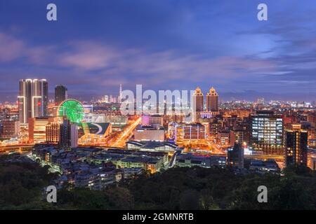 Taipei, Taïwan sur les toits de la ville dans le quartier de Xinyi au crépuscule. Banque D'Images