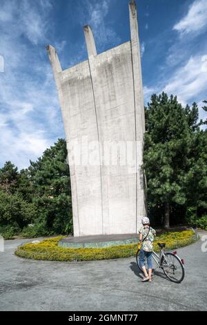 Platz der Luftbrücke, Luftbrückendenkmal, Frau mit Fahrrad, Tempelhof, Berlin, Hungerharke, Allemagne, Banque D'Images