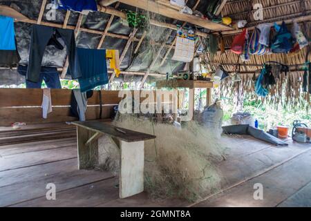 LORETO, PÉROU - 13 JUILLET 2015 : intérieur d'une maison traditionnelle dans la jungle dans la région de Loreto, au Pérou Banque D'Images