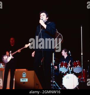 Johnny Cash, amerikanischer Countrysänger und Songschreiber, BEI einem Konzert in Deutschland, UM 1980. Johnny Cash, auteur-compositeur et country américain, interprète en Allemagne, vers 1980. Banque D'Images