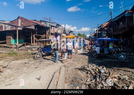 IQUITOS, PÉROU - 19 JUILLET 2015 : environs du port de Bellavista Nanay à Iquitos, Pérou Banque D'Images