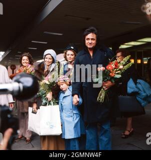 Johnny Cash, amerikanischer Countrysänger und Songschreiber, mit Ehefrau June und Sohn John carter Cash, Deutschland UM 1976. Johnny Cash, auteur-compositeur et country américain, avec son épouse June et son fils John carter Cash, Allemagne vers 1976. Banque D'Images