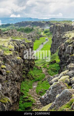 Sentier dans un canyon dans le parc national de Thingvellir, Islande Banque D'Images