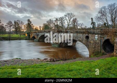 Pont de pantalon y goitre sur la rivière Usk à Llanvihangel Gobion, près d'Abergavenny. Banque D'Images