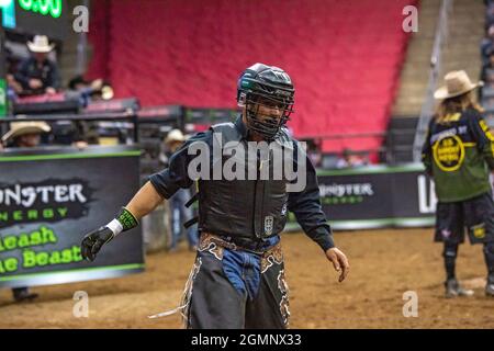 NEWARK, NJ - SEPTEMBRE 18 : Rafael Henrique dos Santos passe pas à pas pendant le Professional Bull Riders 2021 déchaînez l'événement Beast à prudent Banque D'Images