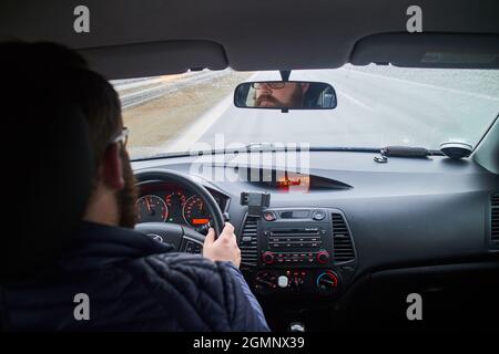 homme conduisant une voiture sur une autoroute très fréquentée Banque D'Images
