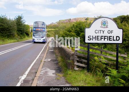 Derbyshire Royaume-Uni – 20 août 2020 : le 272 premier bus pour Castelton via Fox House passe le panneau de signalisation de la ville de Sheffield sur l'A6187 Hathersage Road entrant Banque D'Images