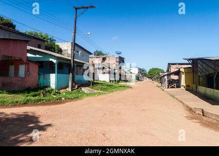 OIAPOQUE, BRÉSIL - 1 AOÛT 2015 : vue sur une rue de la ville d'Oiapoque. Banque D'Images