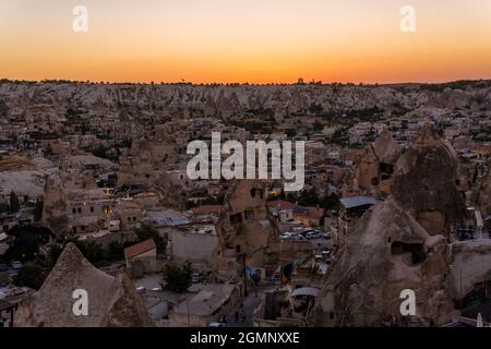 Paysage, superbe vue sur le coucher du soleil en Cappadoce, belle vue sur la ville et l'heure d'or Banque D'Images