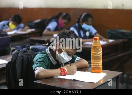 (210920) -- MADHYA PRADESH, 20 septembre 2021 (Xinhua) -- les élèves fréquentent une classe après la réouverture de l'école avec la facilité des restrictions COVID-19 à Bhopal, la capitale de l'État de Madhya Pradesh, Inde, 20 septembre 2021. (STR/Xinhua) Banque D'Images