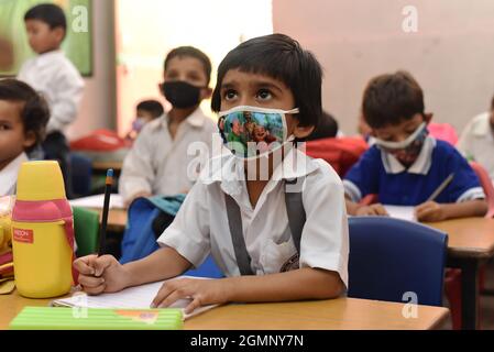 (210920) -- UTTAR PRADESH, 20 septembre 2021 (Xinhua) -- les élèves fréquentent une classe après la réouverture de l'école avec la facilité des restrictions COVID-19 dans le district de Prayagraj dans l'État d'Uttar Pradesh, en Inde, 20 septembre 2021. (STR/Xinhua) Banque D'Images