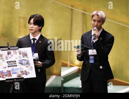 New York, États-Unis. 20 septembre 2021. Jimin écoute comme JHope du groupe de garçons sud-coréen BTS parle à l'événement du moment des ODD dans le cadre de la 76e session de l'Assemblée générale des Nations Unies débat général dans la salle de l'Assemblée générale des Nations Unies au siège des Nations Unies le lundi 20 septembre 2021 à New York. Les objectifs de développement durable (ODD) sont un plan pour lutter contre la pauvreté et la faim et faire face à la crise climatique . Photo de John Angelillo/UPI crédit: UPI/Alay Live News Banque D'Images