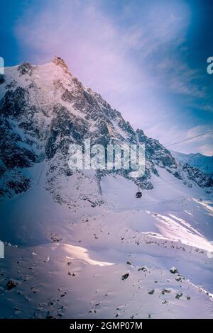 Téléphérique à la station de montagne de l'aiguille du midi, vue sur le coucher du soleil, Chamonix, France Banque D'Images