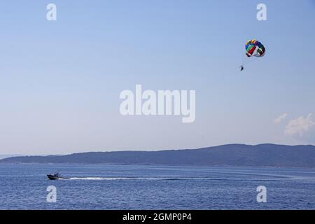 Para naviguant au large de la côte dans la mer Adriatique, Croatie Banque D'Images