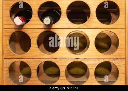 Deux bouteilles de vin au magasin de vins Banque D'Images