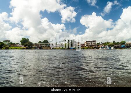 OIAPOQUE, BRÉSIL - 1er AOÛT 2015 : bâtiments de la ville d'Oiapoque sur la rivière Oiapok (Oiapoque ou Oyapock). Banque D'Images