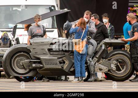 Le centre-ville de Glasgow est transformé dans la ville de Gotham pour le tournage de « The Flash ». Batman est visible sur les courses de Batpod à travers la ville. Crédit: Euan Cherry Banque D'Images