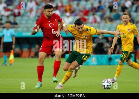 Photo du dossier datée du 16-06-2021, Ozan Tufan (à gauche) de Turquie et Kieffer Moore de pays de Galles. Date de publication : lundi 20 septembre 2021. Banque D'Images