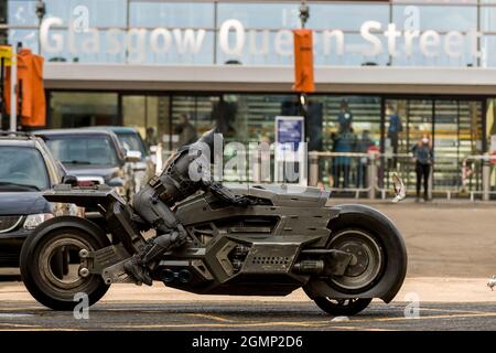 Le centre-ville de Glasgow est transformé dans la ville de Gotham pour le tournage de « The Flash ». Batman est visible sur les courses de Batpod à travers la ville. Crédit: Euan Cherry Banque D'Images