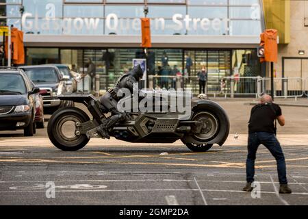 Le centre-ville de Glasgow est transformé dans la ville de Gotham pour le tournage de « The Flash ». Batman est visible sur les courses de Batpod à travers la ville. Crédit: Euan Cherry Banque D'Images