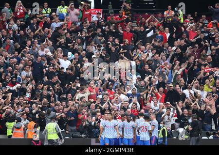 Londres, Royaume-Uni. 19 septembre 2021. Les joueurs et les fans de Manchester Utd fêtent après que Jess Lingard de Man Utd ait atteint le deuxième but de son équipe. Match de la Premier League, West Ham Utd et Manchester Utd au stade de Londres, parc olympique Queen Elizabeth, à Londres, le dimanche 19 septembre 2021. Cette image ne peut être utilisée qu'à des fins éditoriales. Utilisation éditoriale uniquement, licence requise pour une utilisation commerciale. Aucune utilisation dans les Paris, les jeux ou les publications d'un seul club/ligue/joueur. photo par Andrew Orchard/Andrew Orchard sports Photography/Alamy Live News crédit: Andrew Orchard sports Photography/Alamy Live News Banque D'Images