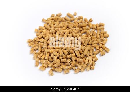 Pile de pastilles d'alimentation composées isolées sur blanc. Alimentation animale. Banque D'Images